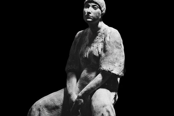 Нинель Богушевская. ''Автопортрет'' (ракурс), 1977. Из серии ''Портреты творчества''. Керамика, 66х42х31 см. Государственная Третьяковская галерея, Москва. Фото из архива Максима Митлянского