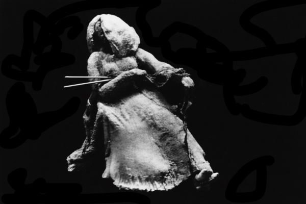 Нинель Богушевская. ''Художник Ирина Мещерякова'', 1982. Шамот, 23х27х20 см. Фото из архива Максима Митлянского