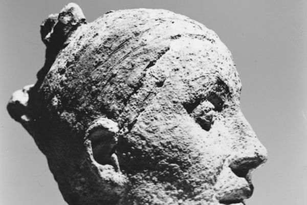 Нинель Богушевская. ''Портрет художника Ирины Ярошевич'', 1983. Шамот, 23х25х13 см. Фото из архива Максима Митлянского