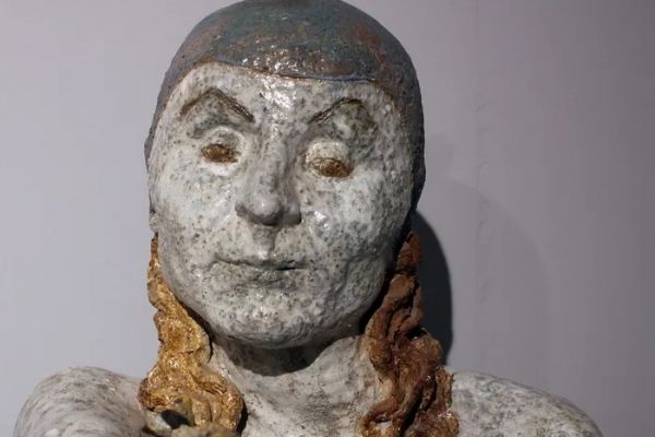 Нинель Богушевская. ''Портрет Маргариты Соловьевой'', 1983. Из серии ''Портреты творчества''. Шамот, роспись, 42х30х38 см. Фото: сайт ''Музей художника Виктора Мымрина''