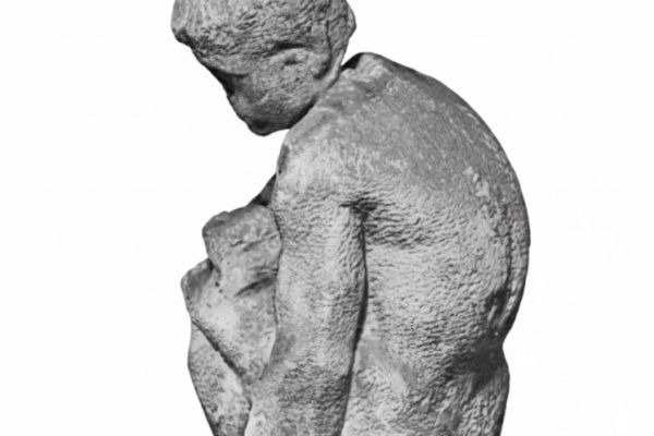 Александр Матвеев. Задумчивость,1906. Инкерманский камень, 115х73х75 см. ГРМ, С.-Петербург. Из пансионата Криворожский горняк (бывшее имение Я.Е. Жуковского, Кучук-Кой, Крым). Фото из альбома: Т.Б. Мантурова. Александр Матвеев. М., 1974