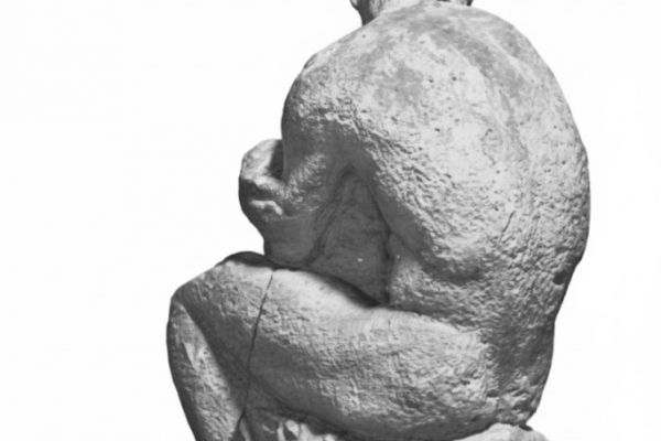 Александр Матвеев. Засыпающий мальчик (ракурс), 1908. Инкерманский камень, 112х71х63 см. ГРМ, С.-Петербург. Из пансионата Криворожский горняк (бывшее имение Я.Е. Жуковского), Жуковка, Крым. Фото из альбома: Т.Б. Мантурова. Александр Матвеев. М., 1974