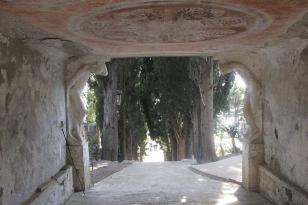 Александр Матвеев. Атланты, поддерживающие мостик, 1908-1910. Цемент, размер каждой фигуры - 155х52х63 см. Парк бывшего имения Я.Е. Жуковского. Парковое, Крым. Фото Д.В. Белоуса из альбома: Е.Б. Мурина. ''Александр Матвеев''. М., 1979