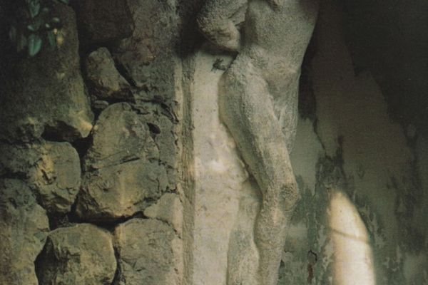 Александр Матвеев. ''Атлант, поддерживающий мостик'', 1908-1910. Цемент, 155х52х63 см. Парк бывшего имения Я.Е. Жуковского. Парковое, Крым. Фото Д.В. Белоуса из альбома: Е.Б. Мурина. Александр Матвеев. М., 1979