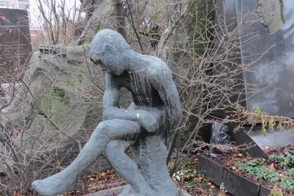 Александр Матвеев. Сидящий мальчик, 1909. Отлито в бронзе в 1960 году. Надгробный памятник А.Т. Матвееву, Новодевичье кладбище, Москва. Фото: dmitry-sasin.livejournal.com