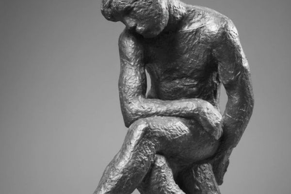 Александр Матвеев. Сидящий мальчик, 1909. Гипс, 116х46х65 см. Государственный Русский музей, С.-Петербург. Фото Д.В. Белоуса из альбома: Е.Б. Мурина. Александр Матвеев. М., Советский художник, 1979