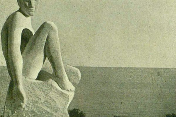 Александр Матвеев. Сидящая женщина, 1910-1911. Инкерманский камень. Имение Я.Е. Жуковского, Кучук-Кой, Крым. Местонахождение неизвестно. Фото: журнал Аполлон, 1913, № 8