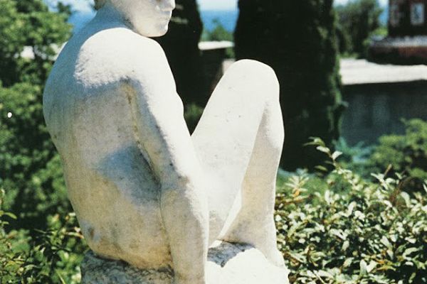 Александр Матвеев. Сидящая женщина, 1910-1911. Копия в мраморе с гипсового оригинала, находящегося в ГРМ, С.-Петербург. Исполнена в 1967 году скульптором Л.Ю. Эйдлиным. Установлена в парке пансионата Криворожский горняк (бывшее имение Я.Е. Жуковского), Жуковка, Крым. Фото с сайта jalita.com