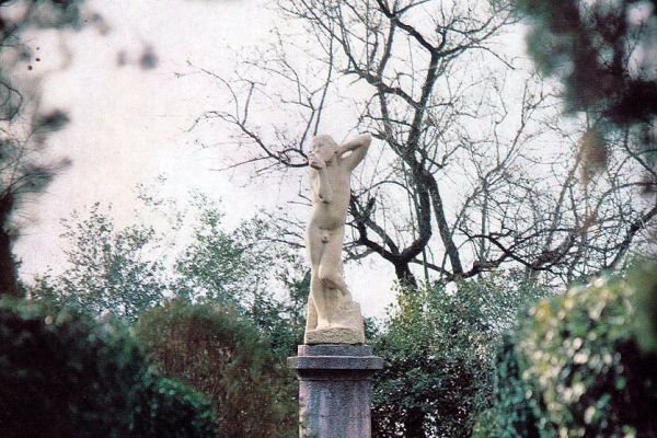 Александр Матвеев. Пробуждающийся, 1907. Мраморная копия. Выполнена скульптором А.Н. Черницким и установлена в 1967 году в парке пансионата Криворожский горняк (бывшее имение Я.Е. Жуковского), Жуковка, Крым. Фото Д.В. Белоуса из альбома: Е.Б. Мурина. Александр Матвеев. М., 1979