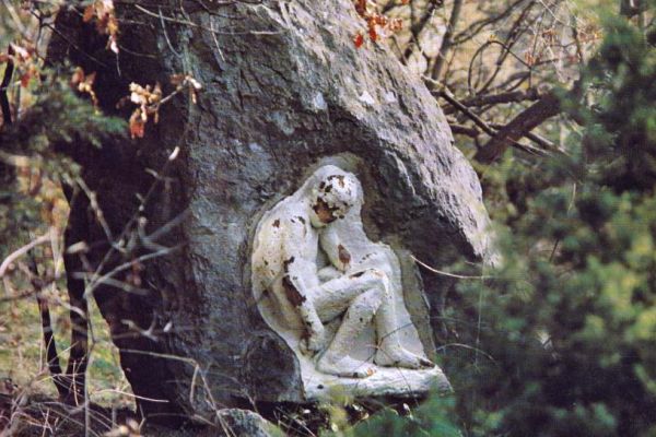 Александр Матвеев. Сидящий мальчик, 1907. Майолика. Вделан в скалу в парке пансионата Криворожский горняк (бывшая усадьба В.С. Сергеева), Жуковка, Крым