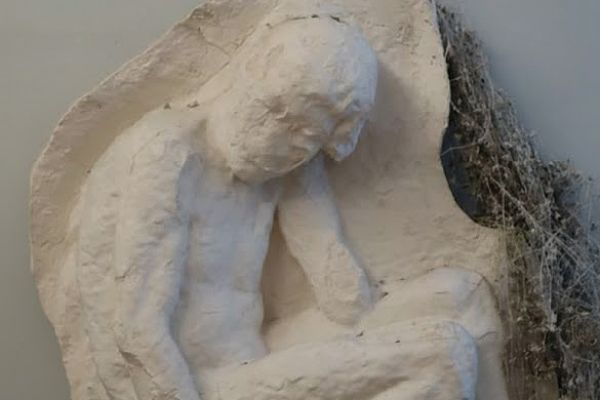 Александр Матвеев. Сидящий мальчик, 1907. Горельеф. Гипс. Мемориальная мастерская А.Т. Матвеева, Москва