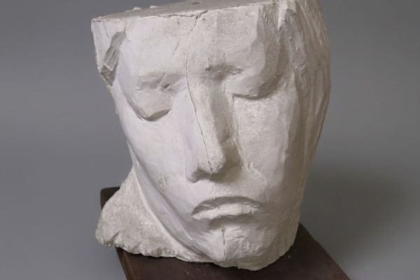 Александр Матвеев. Спящая женщина, 1907. Голова-маска. Гипс, высота 22 см. Мемориальная мастерская А.Т. Матвеева, Москва