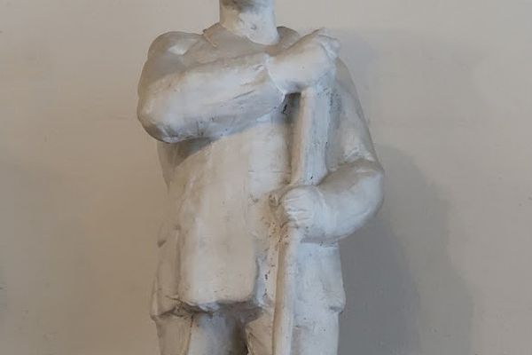 Александр Матвеев. Рабочий со знаменем, 1931. Этюд к проекту памятника павшим бойцам ОКДВА в Даурии. Гипс. Мемориальная музей-мастерская А.Т. Матвеева, Москва