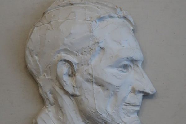 Александр Матвеев. Портрет искусствоведа С.В. Трончинского, 1959. Барельеф. Гипс. Мемориальная мастерская мастерская А.Т. Матвеева, Москва