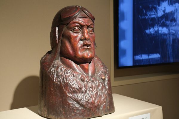 Беатриса Сандомирская. Авиатор Наум Соболь, 1933. Дерево тонированное. Частное собрание