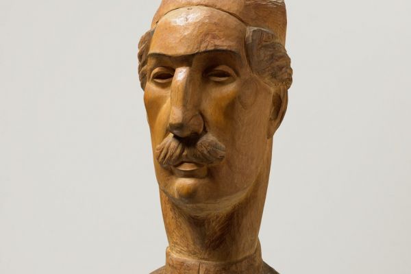 Беатриса Сандомирская. Голова курда, 1933. Дерево тонированное, 68х25х35 см. Государственная Третьяковская галерея, Москва