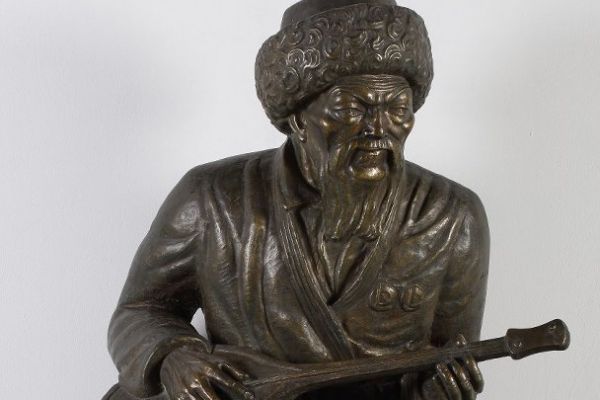 Беатриса Сандомирская. Портрет народного поэта Казахстана Джамбула Джабаева, 1939. Бронза, 110х78х66 см. Пермская государственная художественная галерея