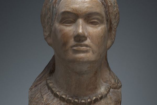 Беатриса Сандомирская. Колхозница Дуняша, 1953. Дерево тонированное, роспись, 62х30х23 см. Государственная Третьяковская галерея, Москва