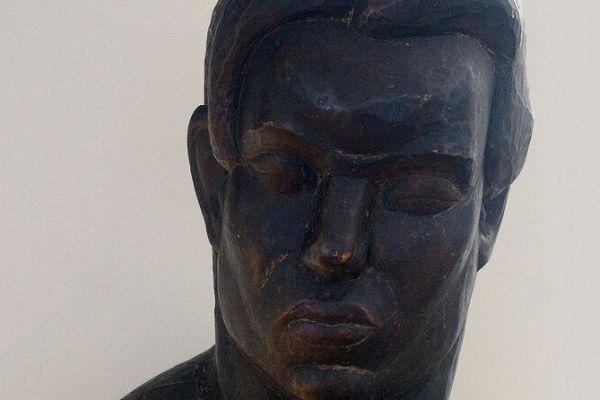 Беатриса Сандомирская. Мужской портрет, 1960-е. Дерево, 55х38х35 см. Тульский музей изобразительных искусств