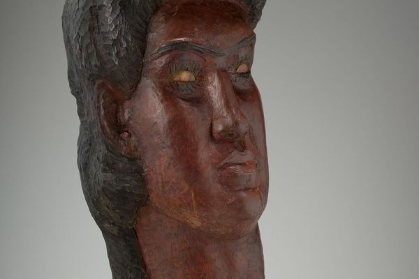 Беатриса Сандомирская. Олинея, 1962. Дерево тонированное, роспись, 81х32х28 см. Государственная Третьяковская галерея, Москва