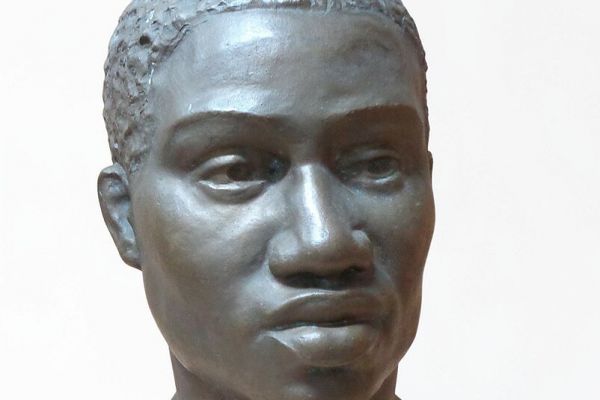 Беатриса Сандомирская. Африканец Мукиби, 1960-е. Бронза, 47х35х27 см