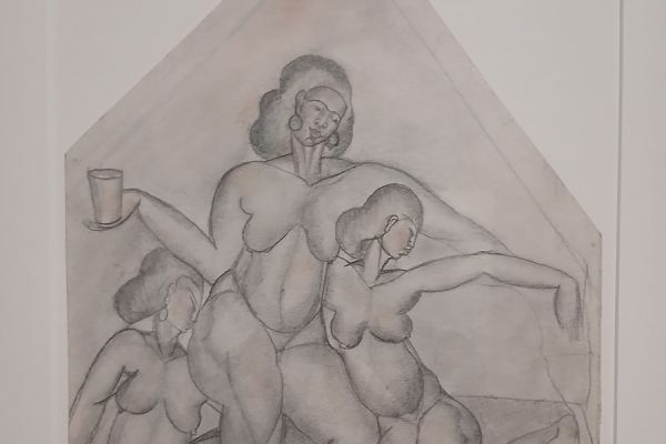 Беатриса Сандомирская. Три негритянки, середина 1920-х. Бумага, карандаш графитный, карандаш цветной. Частное собрание, С.-Петербург. Экспозиция персональной выставки Беатрисы Сандомирской в ГМИИ имени А.С. Пушкина, Москва, 2026