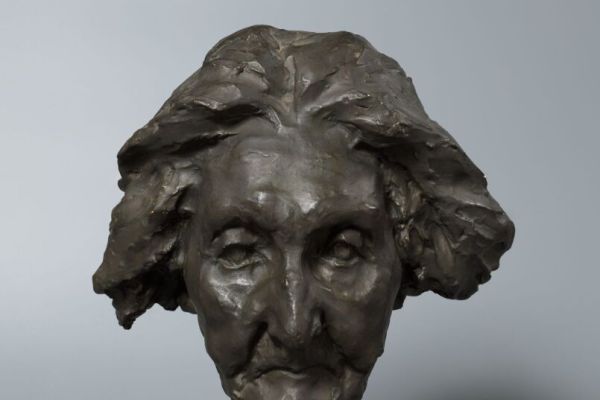 Владимир Домогацкий. Портрет старухи. Маска, 1905-1906. Гипс тонированный, 40х24х12 см. Государственная Третьяковская галерея, Москва