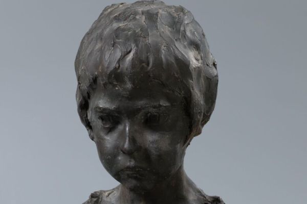 Владимир Домогацкий. Голова девочки, 1907. Гипс тонированный, 38,5х31х19 см. Государственная Третьяковская галерея, Москва