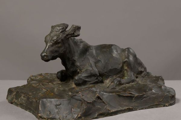 Владимир Домогацкий. Лежащий теленок, 1909. Гипс тонированный, 17,5х39х28,5 см. Государственная Третьяковская галерея, Москва