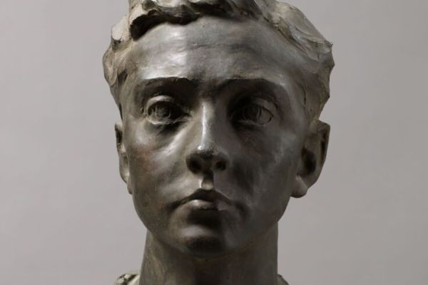 Владимир Домогацкий. Голова юноши, 1914. Гипс тонированный, 44,5х21,5х26 см. Государственная Третьяковская галерея, Москва