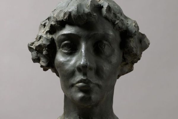 Владимир Домогацкий. Женская голова, 1916. Гипс тонированный, 44х28х27 см. Государственная Третьяковская галерея, Москва