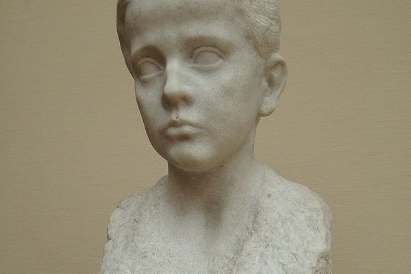 Владимир Домогацкий. Голова девочки. Нюшка, 1917. Мрамор, высота 55 см. Государственная Третьяковская галерея, Москва