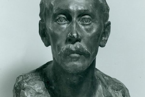 Владимир Домогацкий. Автопортрет, 1924. Гипс тонированный, высота 54 см. Государственная Третьяковская галерея, Москва