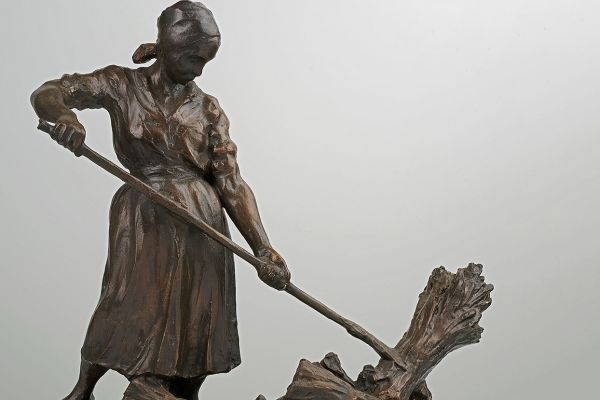 Владимир Домогацкий. Девушка, Подающая снопы, 1933. Бронза, 44х42х21,5 см. Для оформления зала Моссовета на тему Москва производящая. Государственная Третьяковская галерея, Москва