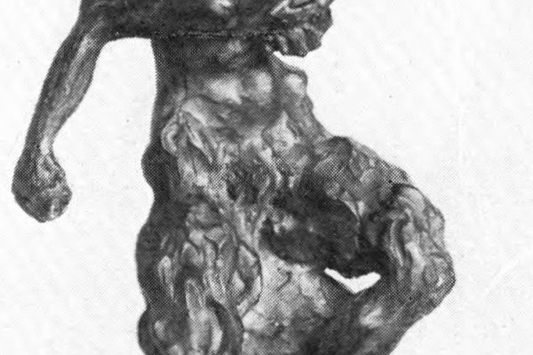 Владимир Домогацкий. Леший, бросающий шишки, 1921. Бронза, гранит, высота 41 см., высота подставки 5 см. Частное собрание