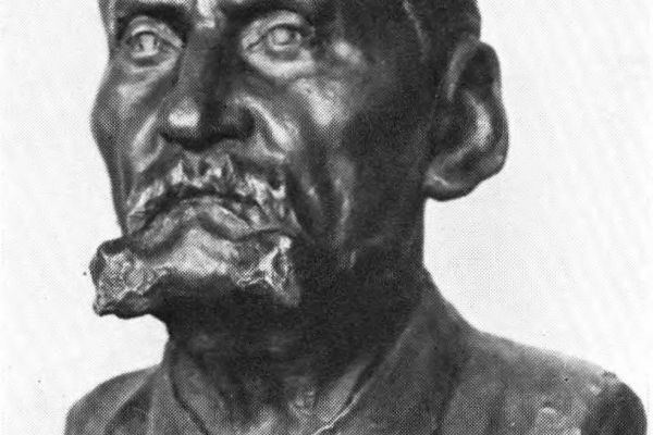 Владимир Домогацкий. Портрет историка-москвоведа П.Н. Миллера, 1933. Гипс тонированный, 49х29х30 см. Музей Москвы