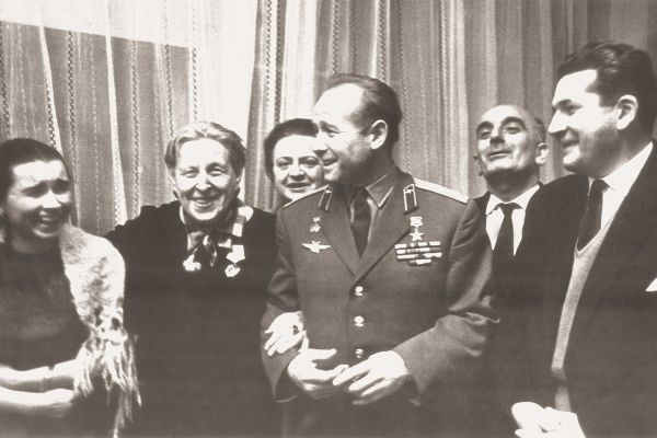 ekaterina-belashova-i-letchik-kosmonavt-sssr-aleksej-leonov-foto-iz-arkhiva-a-a-belashova-eto-leonov-eto-sezd-khudozhnikov-ili-yubilej-a-kto-tut-eshcheD002FBEE-DD72-4CCA-9449-D5000BE5DC67.jpg