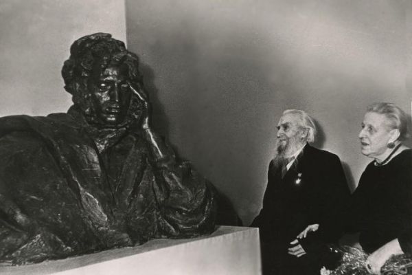 sergej-konjonkov-i-ekaterina-belashova-prazdnovanie-60-letiya-ekateriny-belashovoj-v-akademii-khudozhestv-sssr-1966-moskva-byust-a-s-pushkina-raboty-e-belashovoj-foto-pavla-manycha-multimedia-art-muzej38A0A080-16A0-E6E4-C00A-5C00A587DB47.jpg
