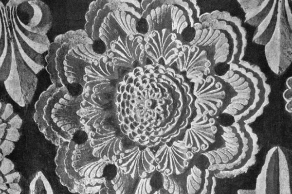 Деталь каменной резьбы портала Деталь ограждения лестницы. Монумент ''Победа''. 