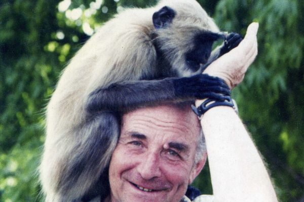 1996 год. Индия. Александр Белашов с макакой на голове. Фото из архива А.А. БелашоваФото из архива А.А. Белашова