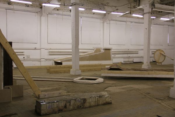 Анатолий Комелин. ''Зона свободной ответственности. Фрагмент экспозиции. Проект ''Фабрика'', Москва, 2012. Фото из архива А. Комелина