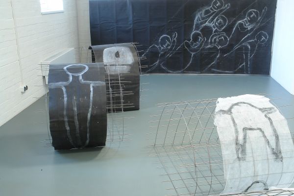 Анатолий Комелин. ''Колеса'', 2020. Высота 100 см. Фрагмент экспозиции выставки ''Реквием-буфф''  в Доме творчества художников в Тарусе Калужской области. Фото из архива А. Комелина