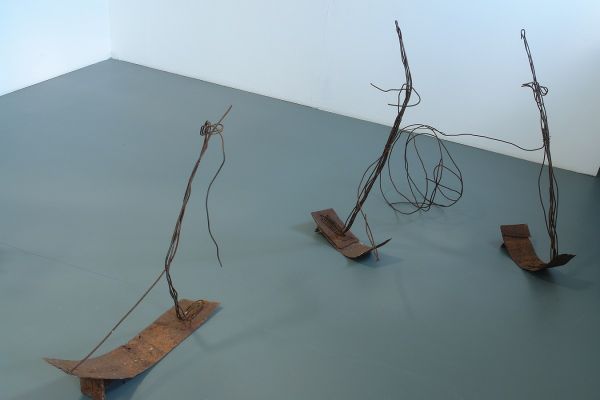 Анатолий Комелин. ''Бегущие'', 2020. Высота 100 см, проволока. Фрагмент экспозиции выставки ''Реквием-буфф в Доме творчества художников в Тарусе Калужской области. Фото из архива А. Комелина