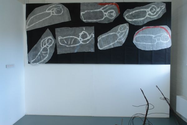 Анатолий Комелин. ''Спящие отроки Эфесские'', 2020. 200х500 см, спанбонд. Фрагмент экспозиции выставки ''Реквием-буфф'' в Доме творчества художников в Тарусе Калужской области. Фото из архива А. Комелина