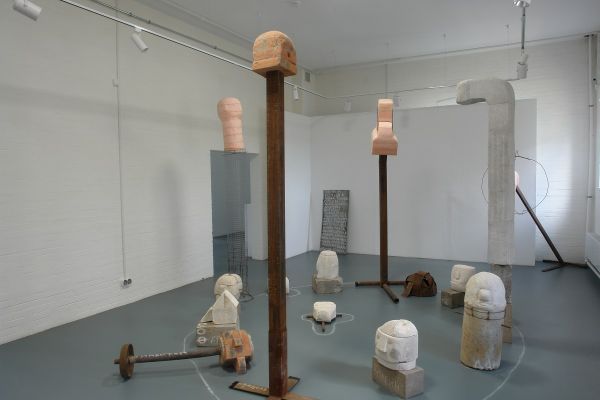 Анатолий Комелин. ''Реквием-буфф'', 2020. Высота 270 см, металл, пеноблоки, кирпич, пеноплекс. Фрагмент экспозиции  выставки ''Реквием-буфф'' в Доме творчества художников в Тарусе Калужской области. Фото из архива А. Комелина