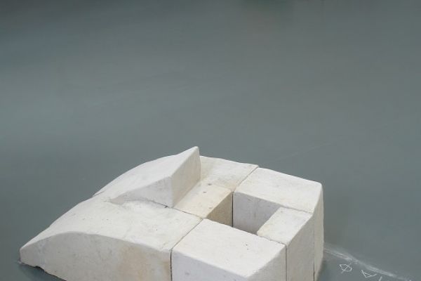 Анатолий Комелин. ''Голова Голиафа'', 2020. Фрагмент экспозиции выставки ''Реквием-буфф'' в Доме творчества художников в Тарусе Калужской области. Фото из архива А. Комелина