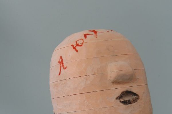 Анатолий Комелин. ''Юля'', 2020. Фрагмент экспозиции выставки ''Реквием-буфф'' в Доме творчества художников в Тарусе Калужской области. Фото из архива А. Комелина