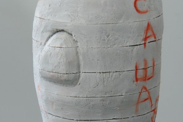 Анатолий Комелин. ''Саша'', 2020. Фрагмент экспозиции выставки ''Реквием-буфф'' в Доме творчества художников в Тарусе Калужской области. Фото из архива А. Комелина