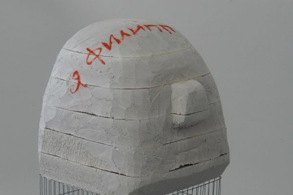 Анатолий Комелин. ''Филипп'', 2020. Фрагмент экспозиции выставки ''Реквием-буфф'' в Доме творчества художников в Тарусе Калужской области. Фото из архива А. Комелина