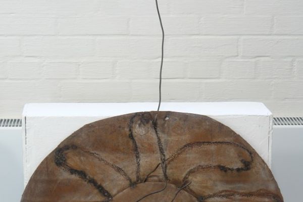 Анатолий Комелин. ''Медуза Горгона'', 2020. Жесть, диаметр 70 см. Фрагмент экспозиции выставки ''Реквием-буфф'' в Доме творчества художников в Тарусе Калужской области. Фото из архива А. Комелина